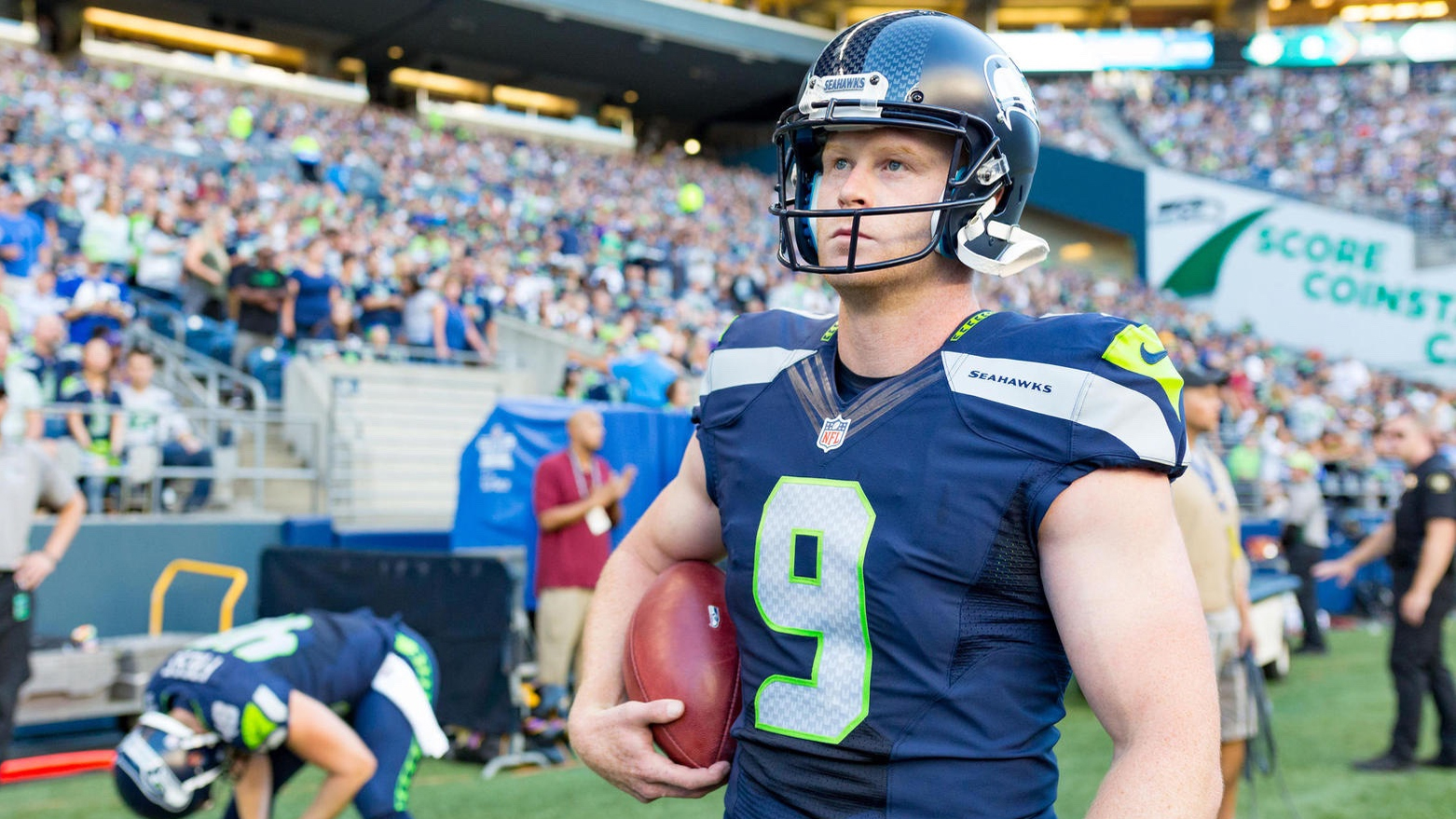 Jon Ryan Botches Punt & Face Plants on Diving Run!