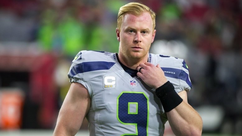 Jon Ryan Botches Punt & Face Plants on Diving Run!