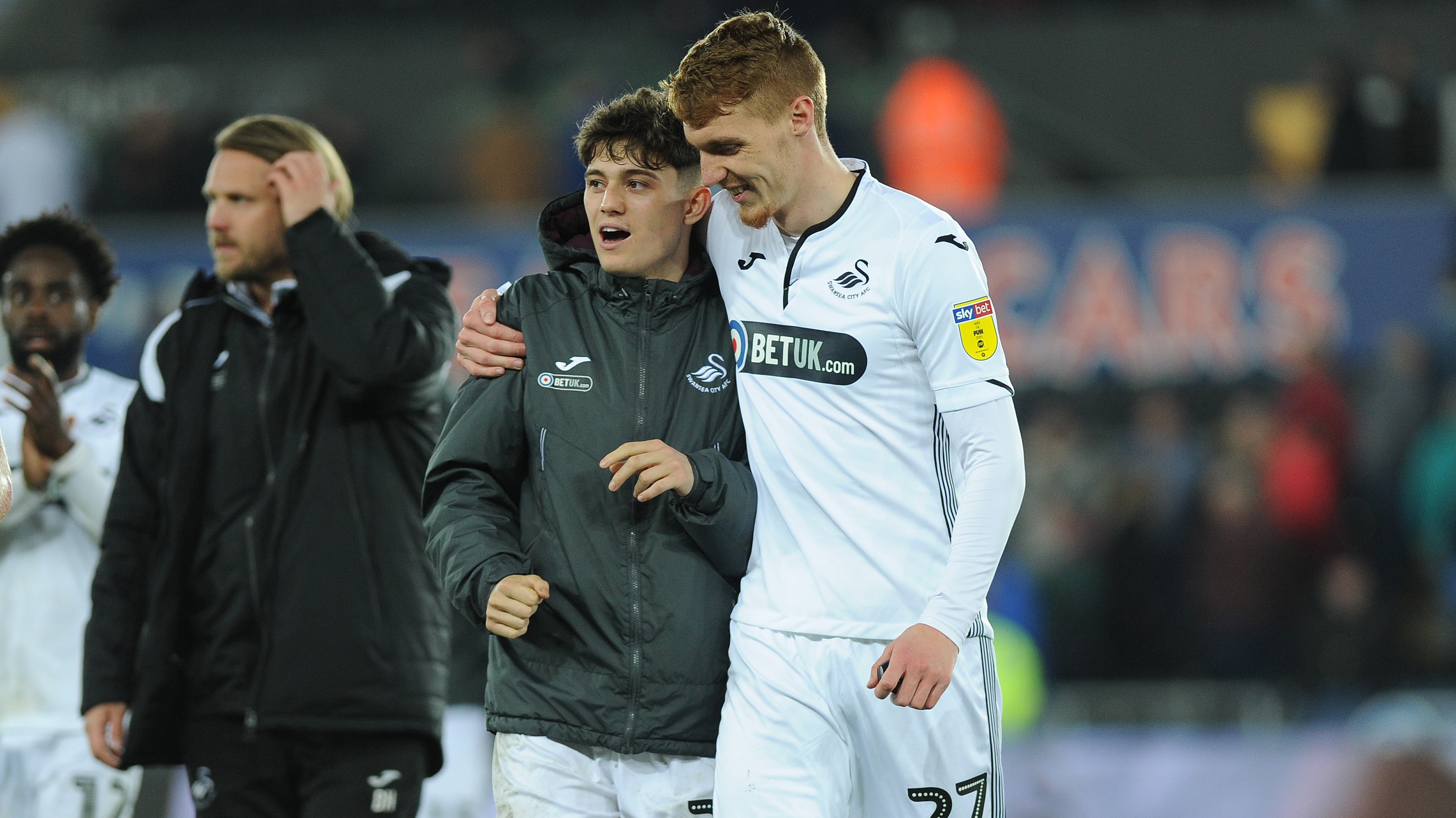 The brilliant away end scenes as Sheffield United's Oli McBurnie joins  Swansea City's Joe Rodon at Cardiff City clash - Wales Online