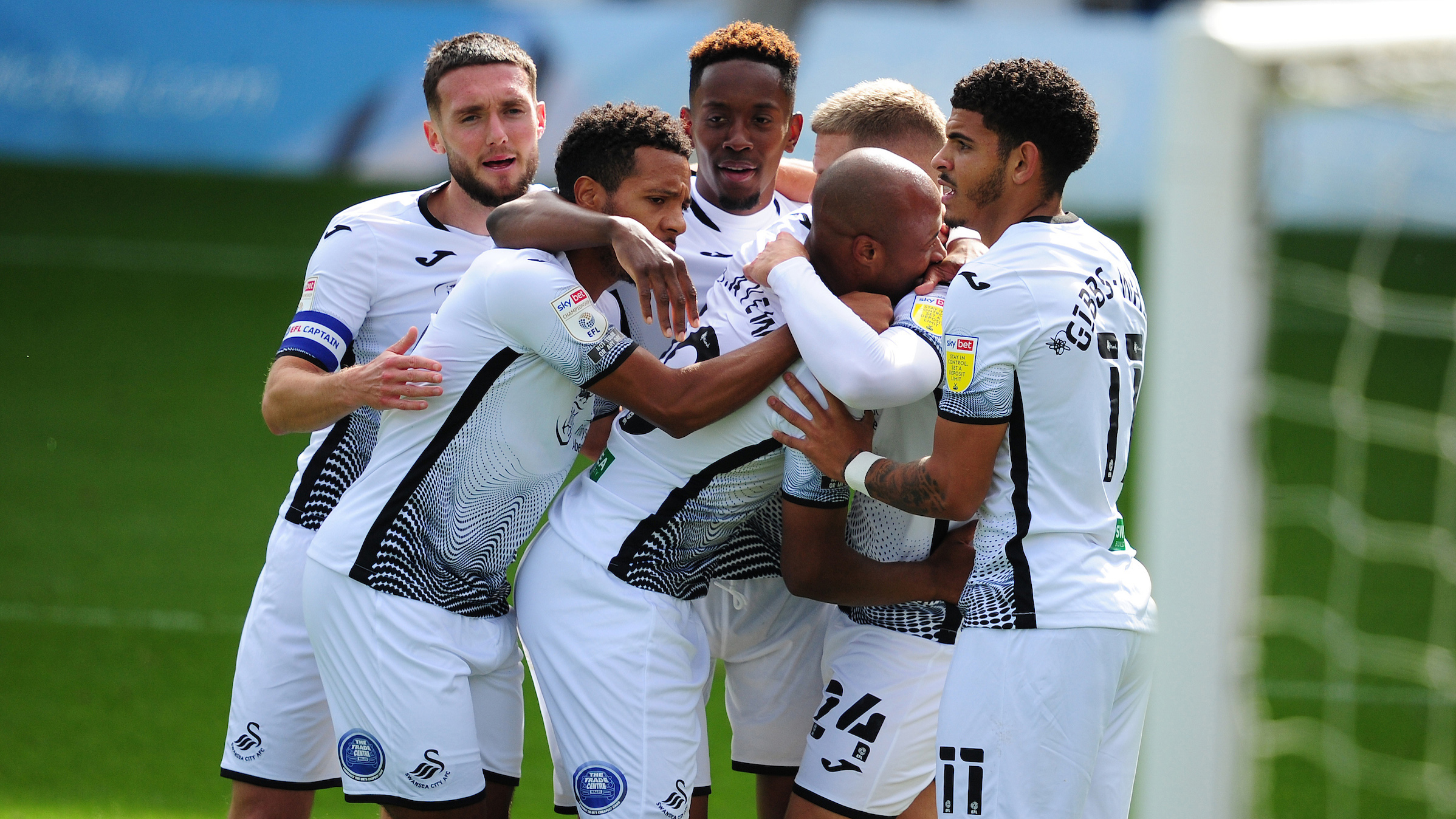 Swans celebrate v Wycombe