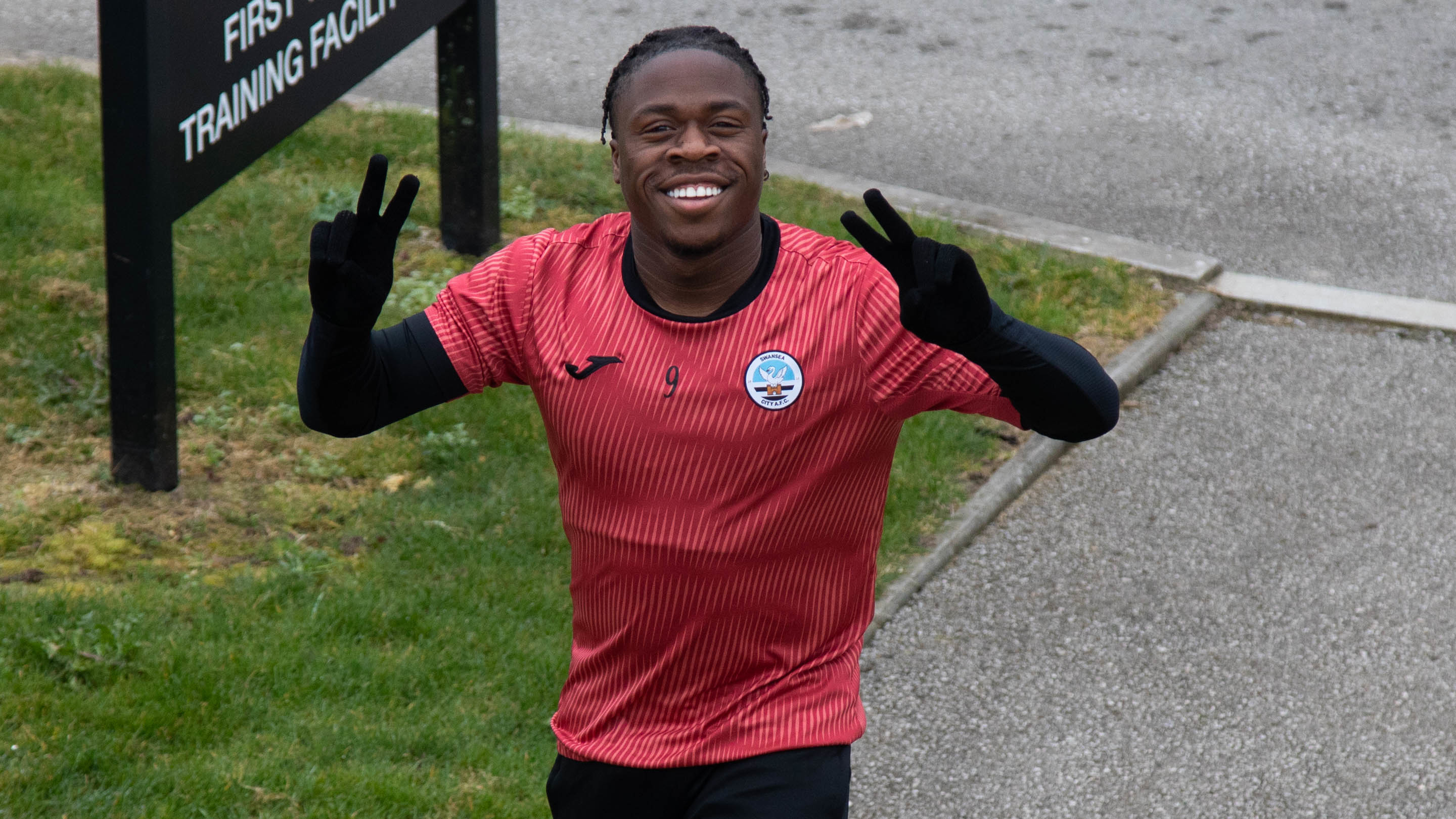 Michael Obafemi thumbs up arrive at training