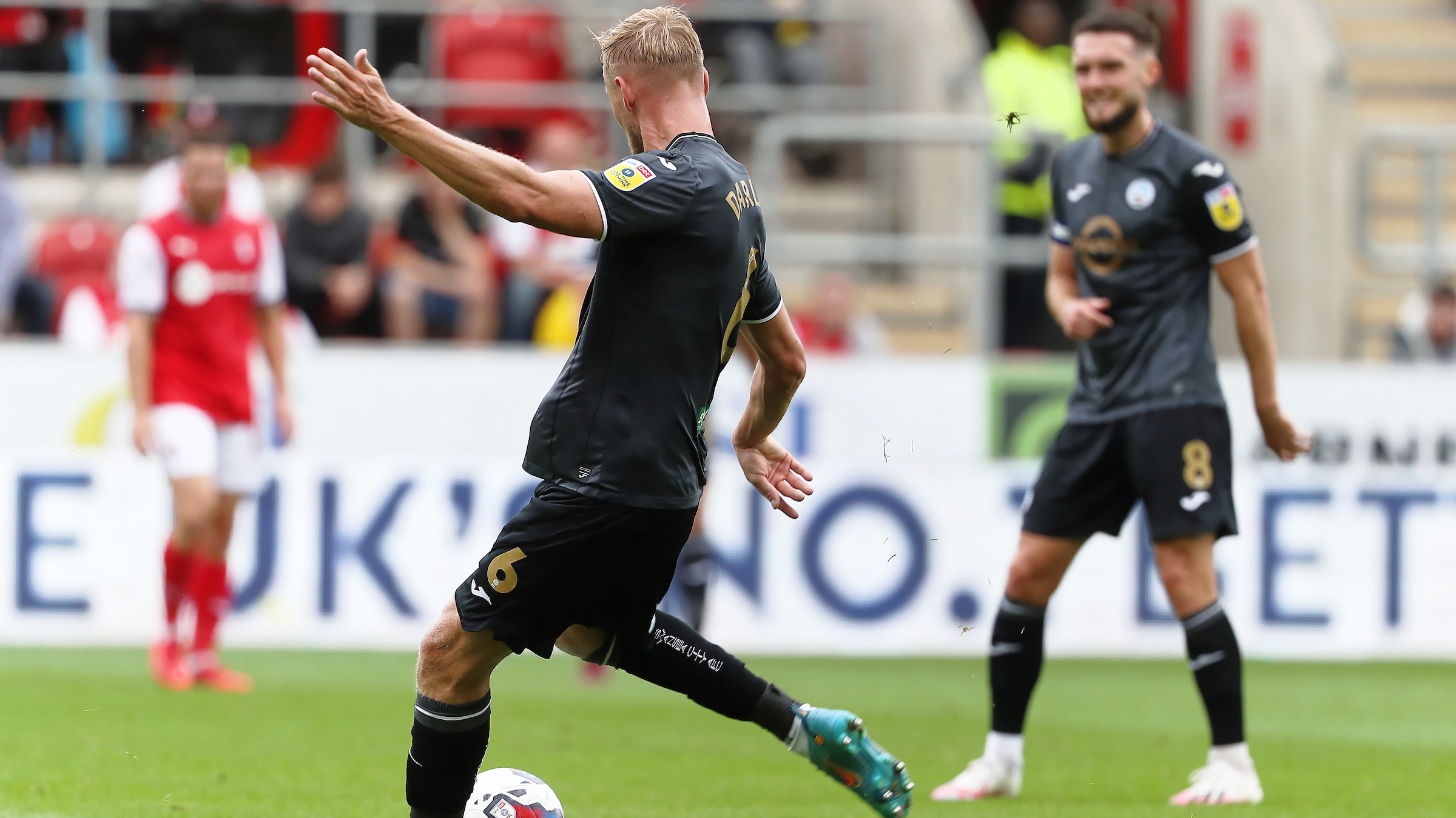 Harry Darling shoots right-footed