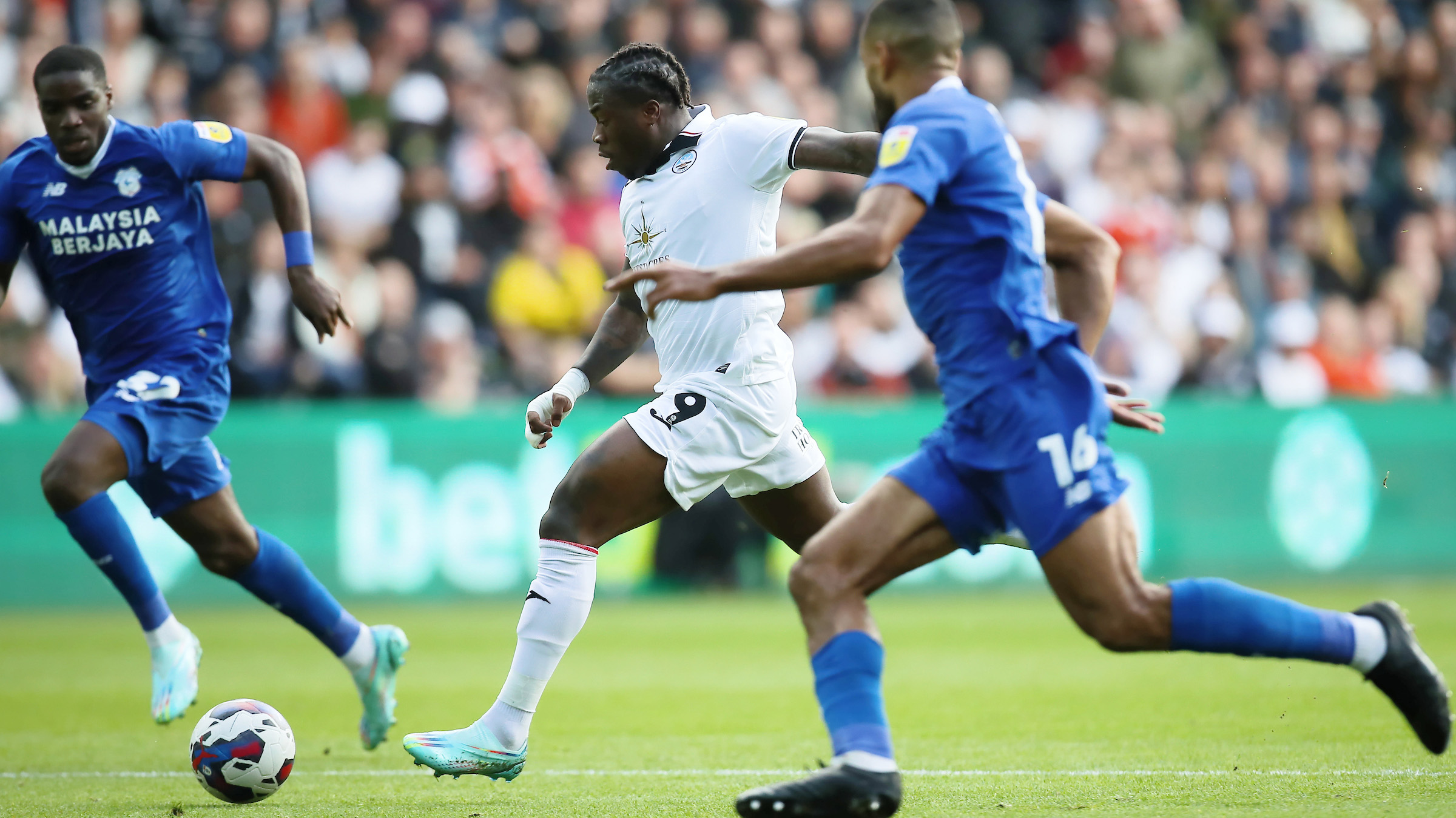 Michael Obafemi runs with the ball against Cardiff
