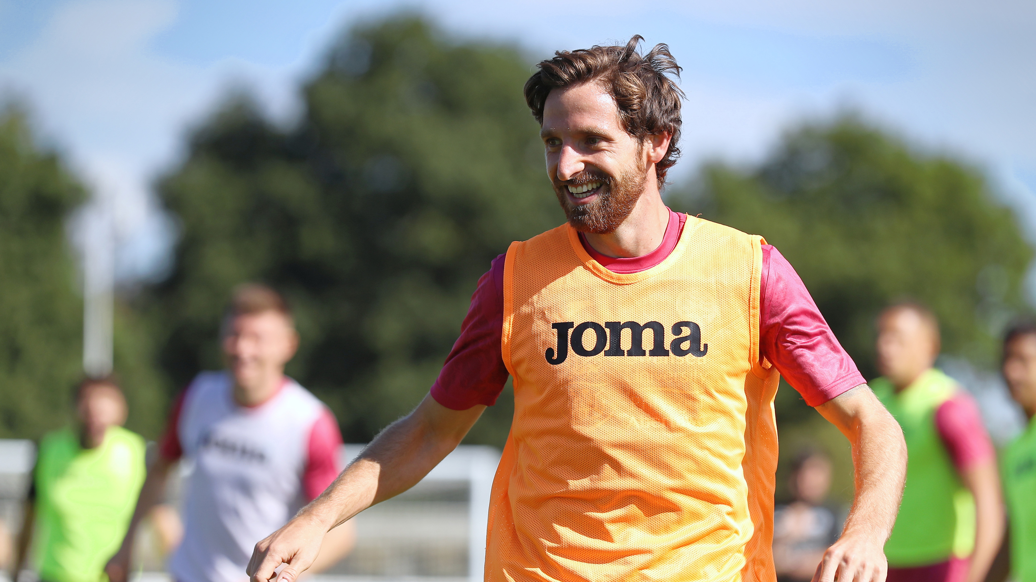 Joe Allen wearing a bib in training