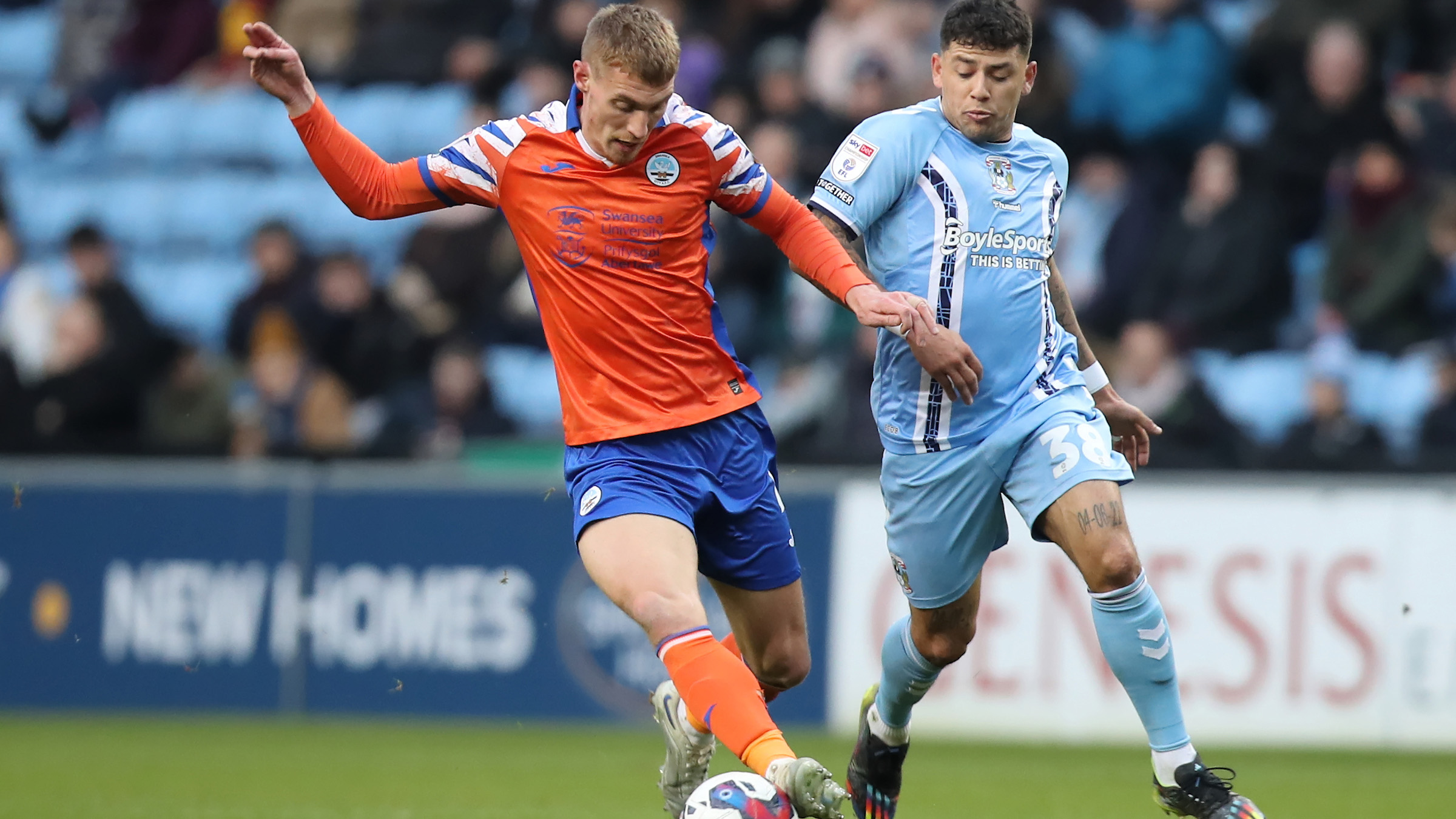 Jay Fulton dribbles with the ball against Coventry City