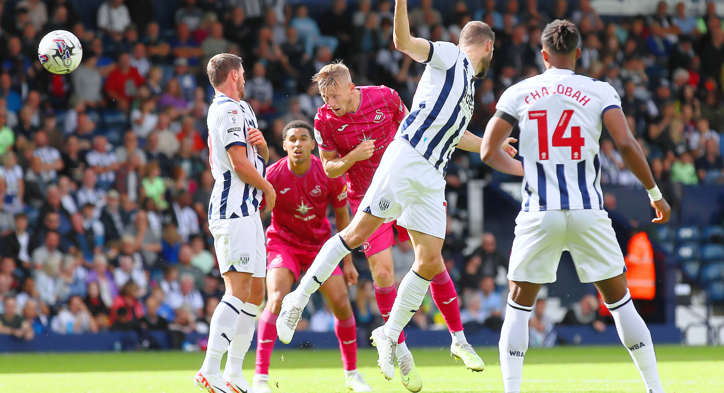 Swansea bate West Bromwich e segue 100%; Newcastle leva empate nos