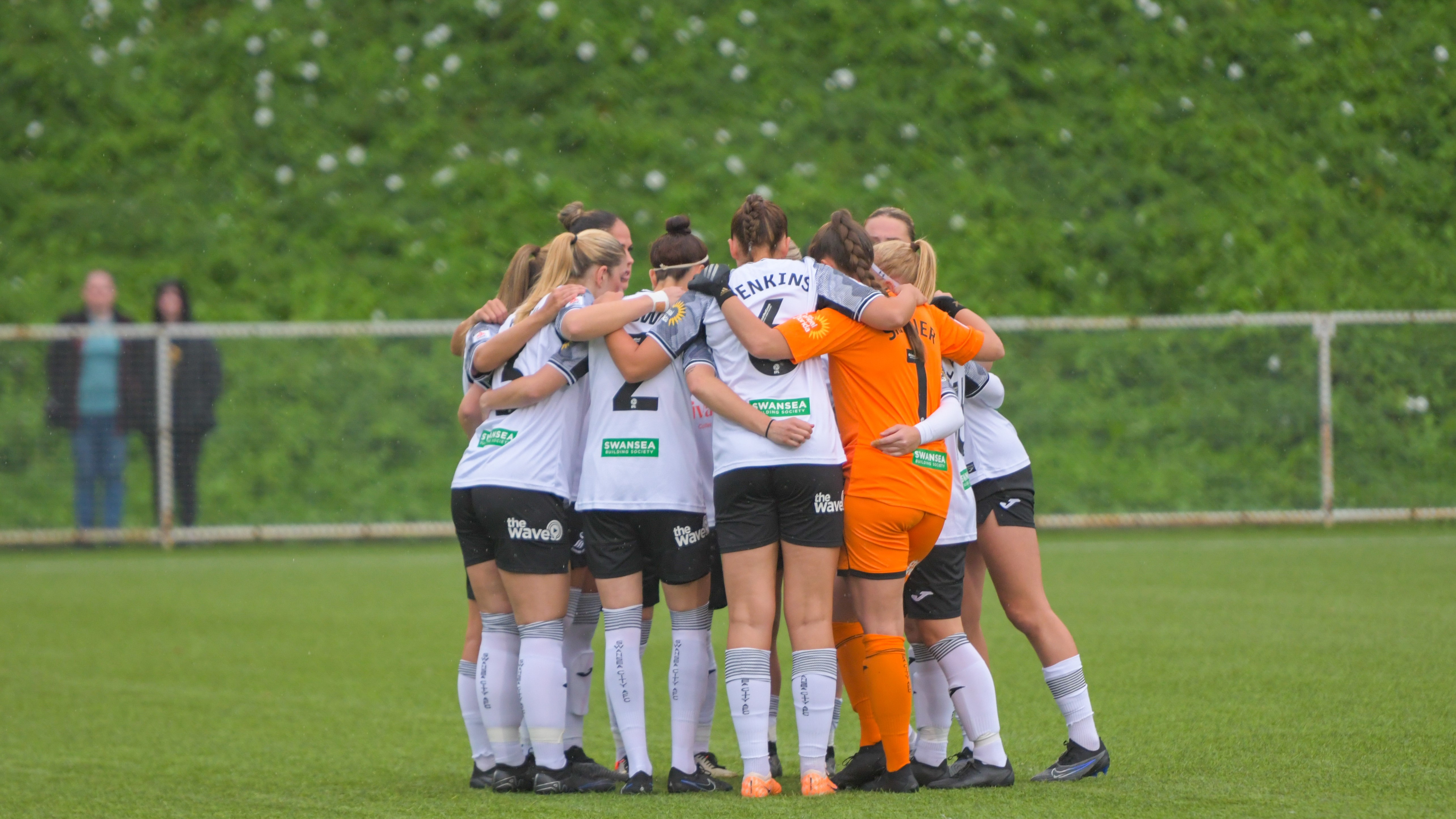 Swans Women - team huddle