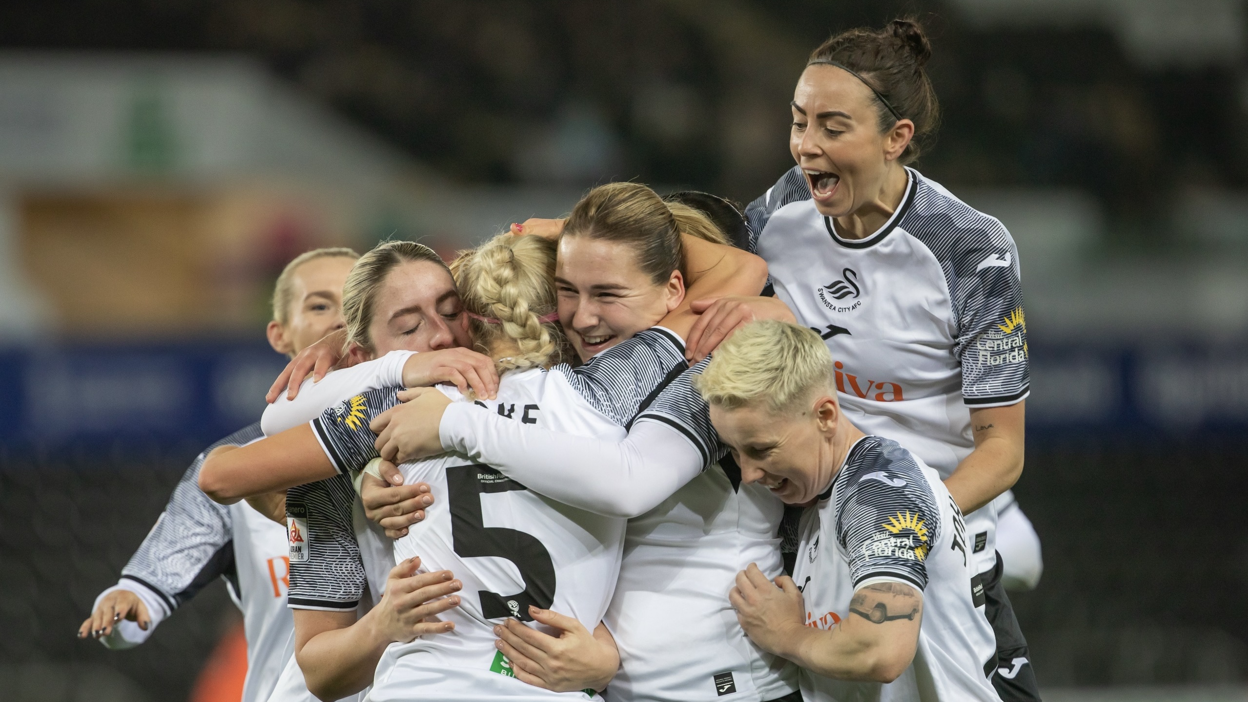 Ellie Lake Celebrates with teammates