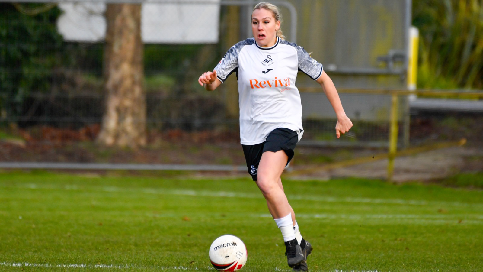 Ellie Lake | I want to contribute at both ends of the pitch | Swansea