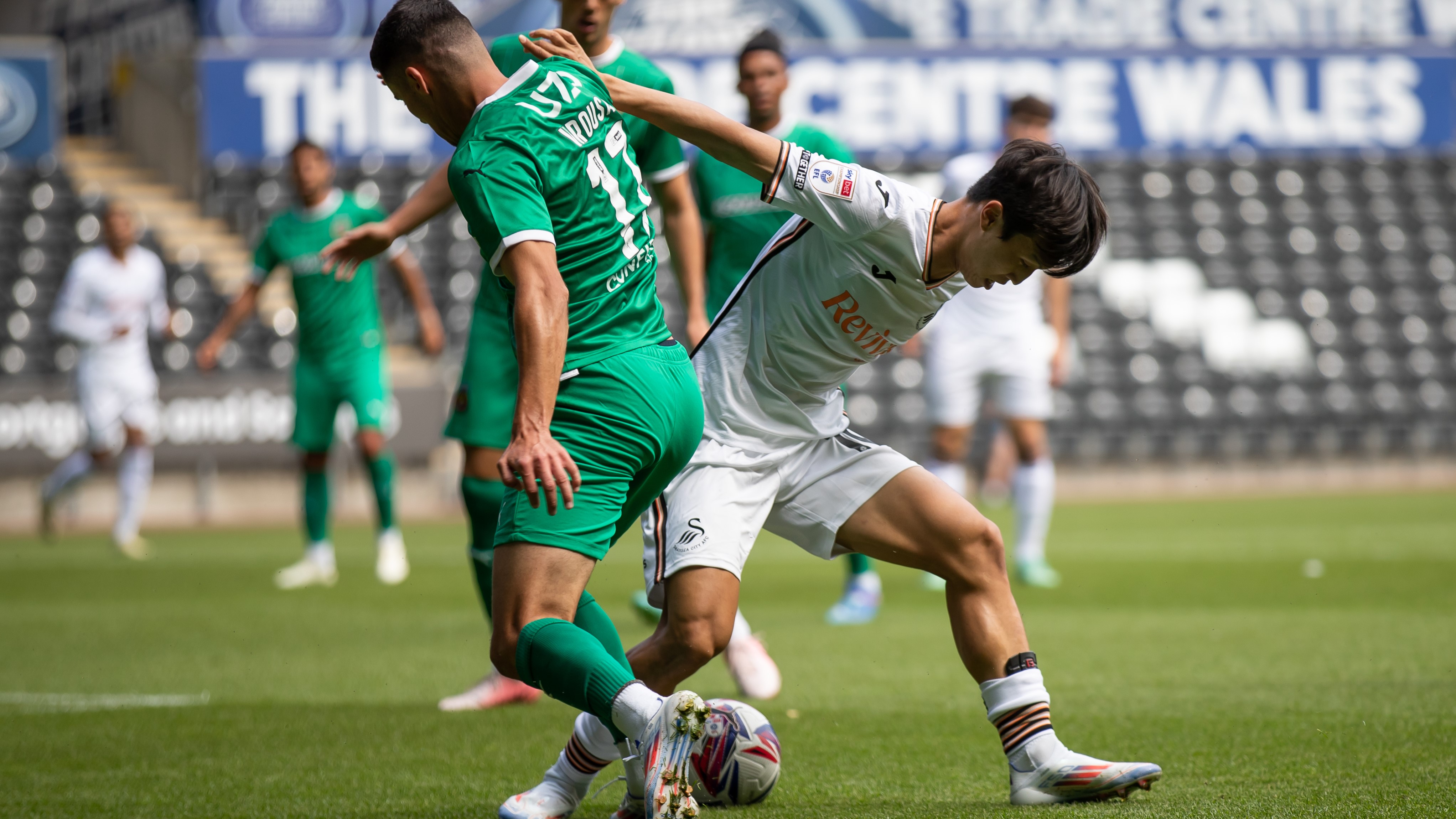 Eom battles for the ball against Rio Ave