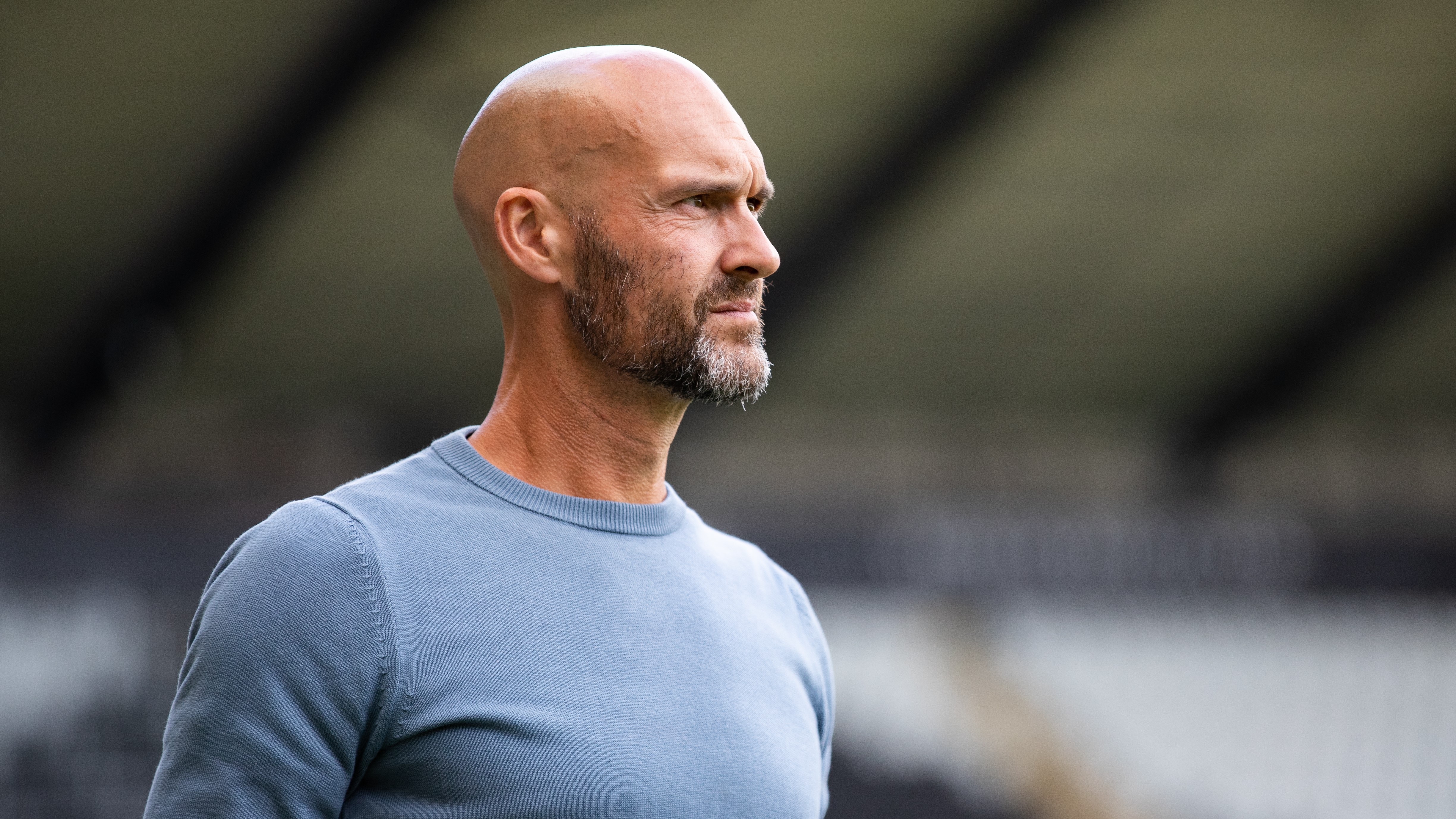 Luke Williams on the sideline against Rio Ave