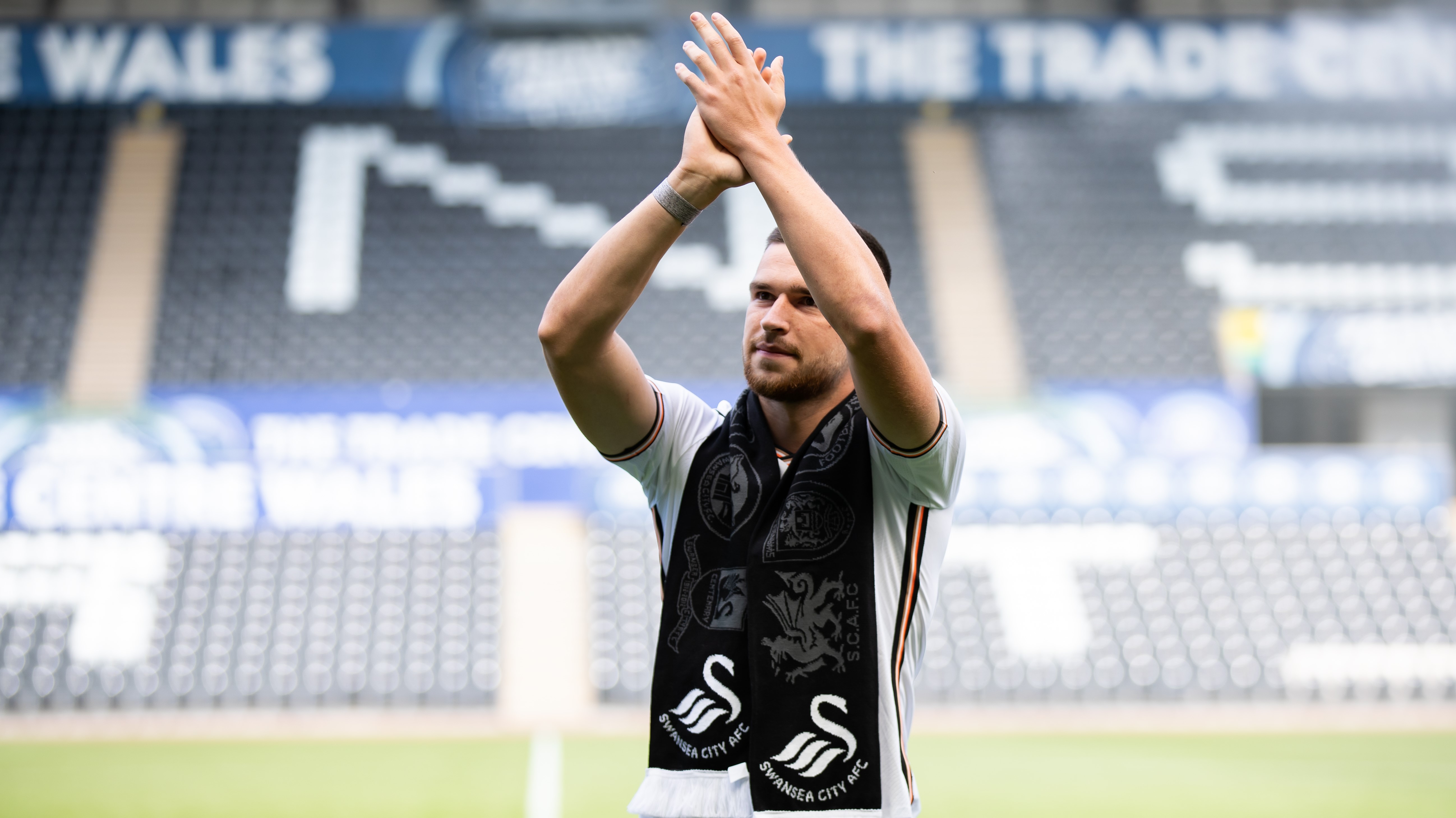 Zan Vipotnik greets the Jack Army