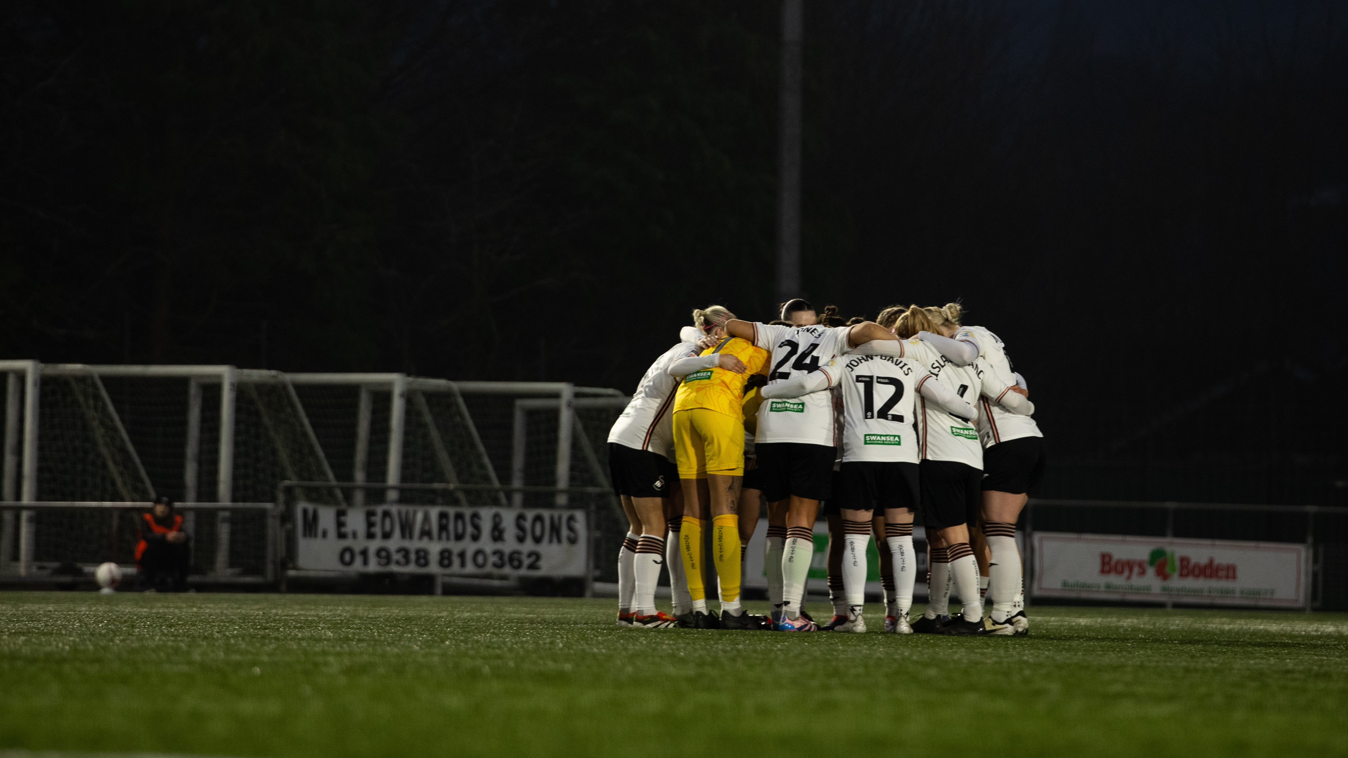 Swans Women huddle