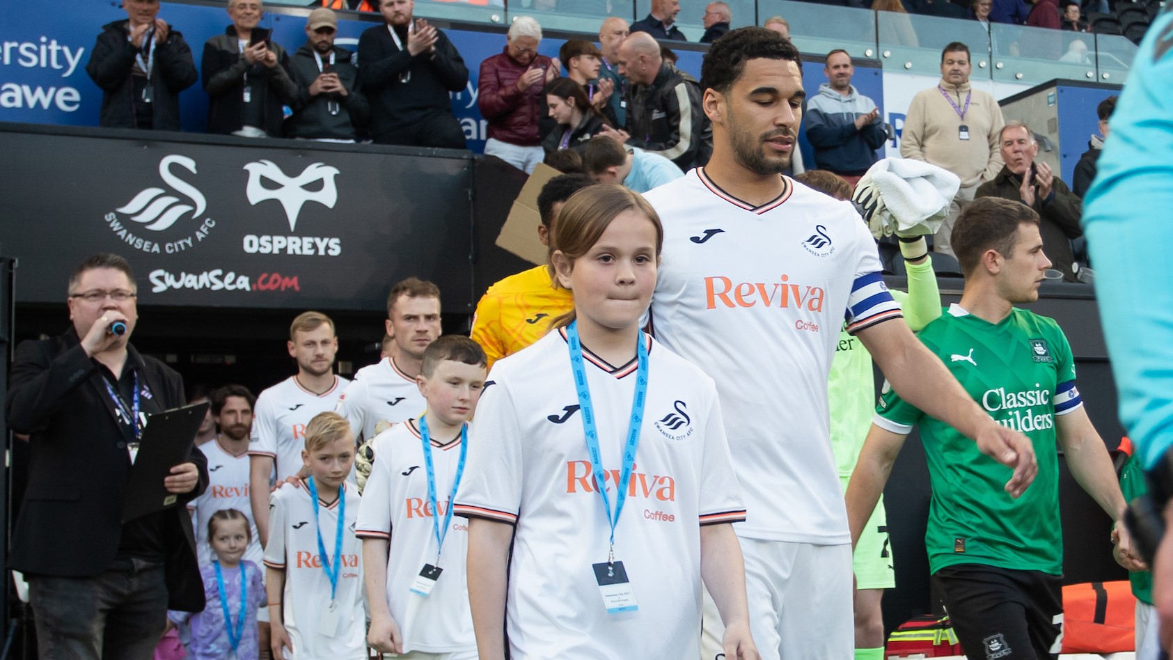 Mascot Maisie walks out with Ben Cabango