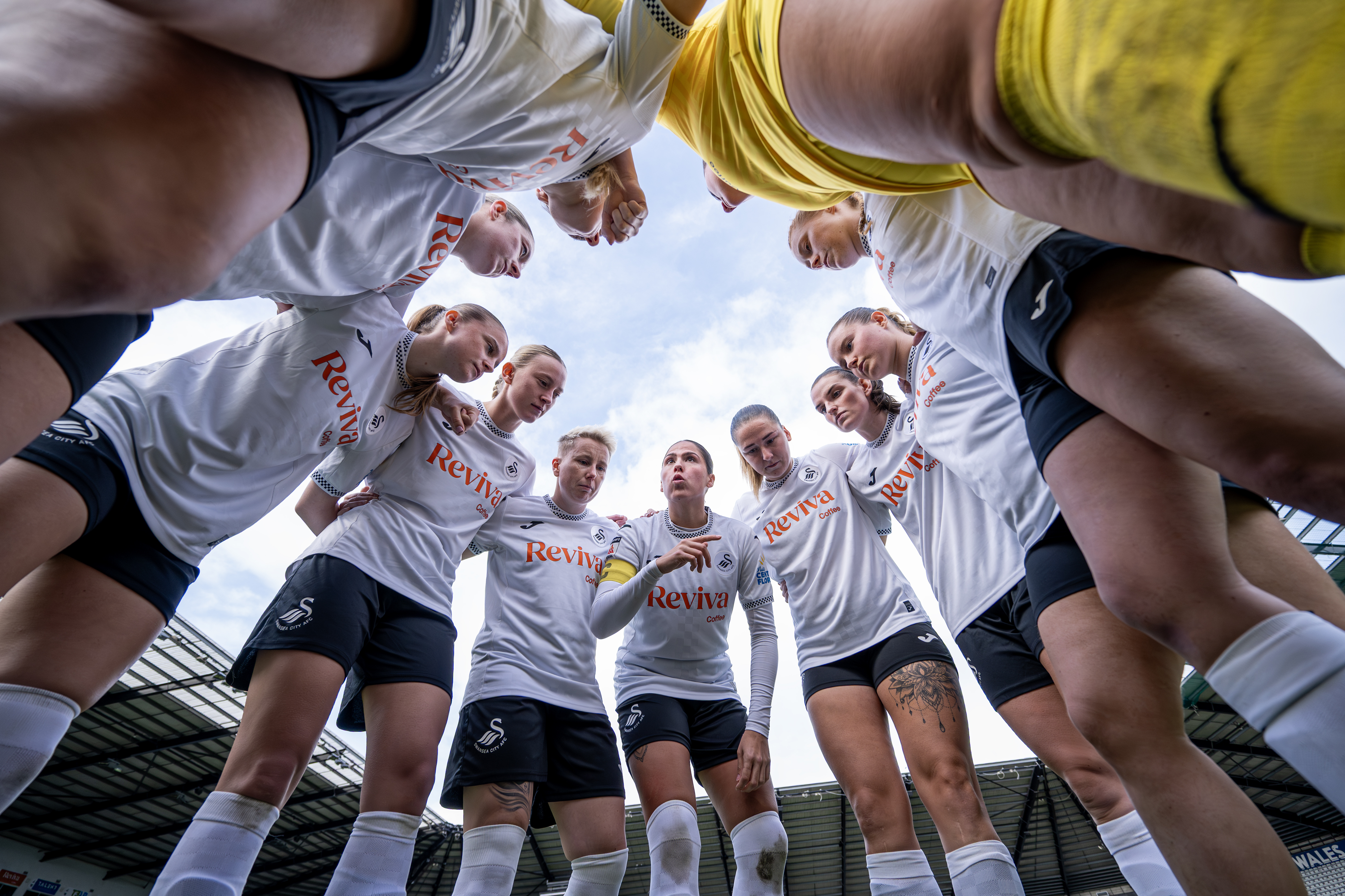 swans women huddle