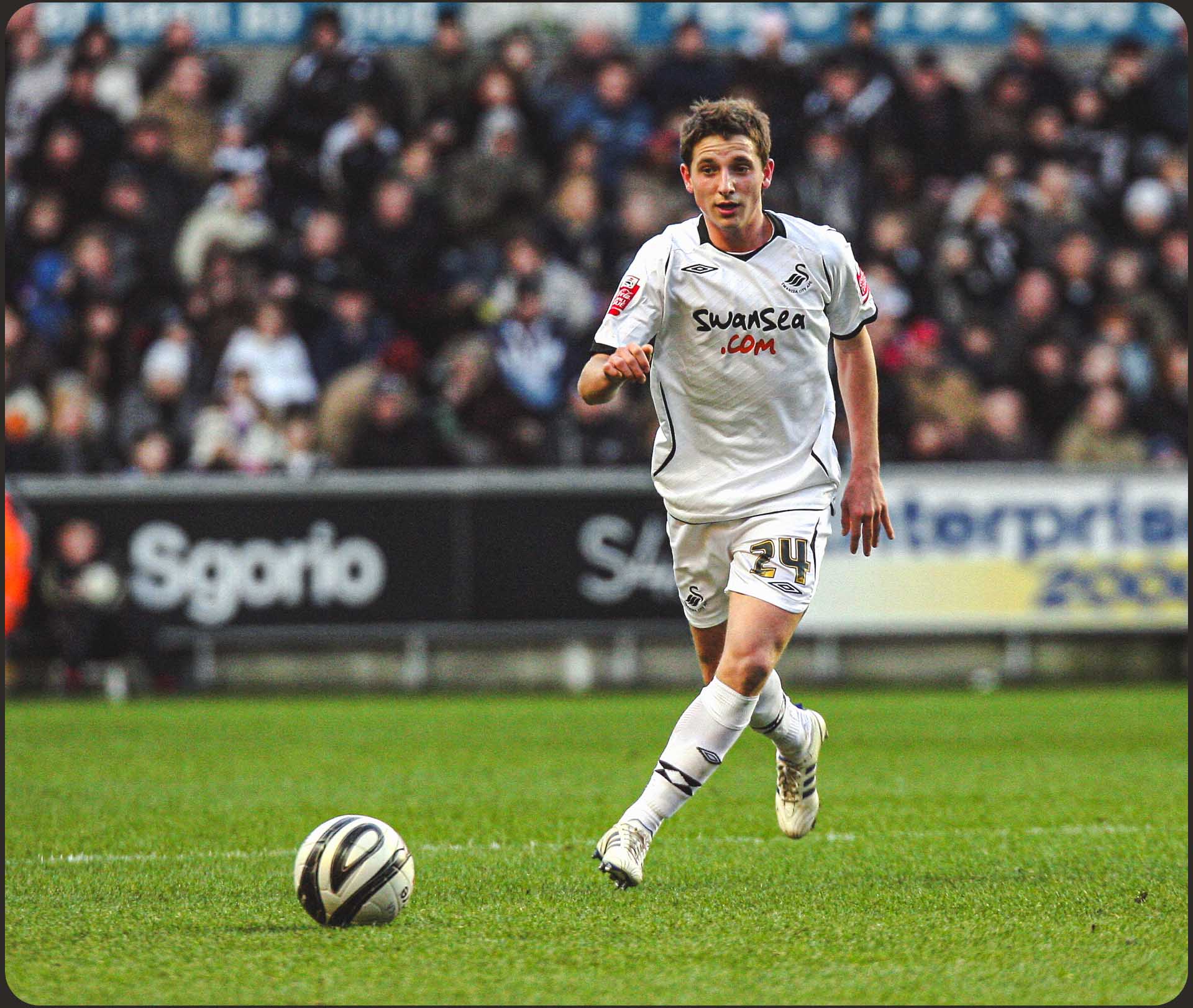 Photograph of Allen playing for the Swans in 2008