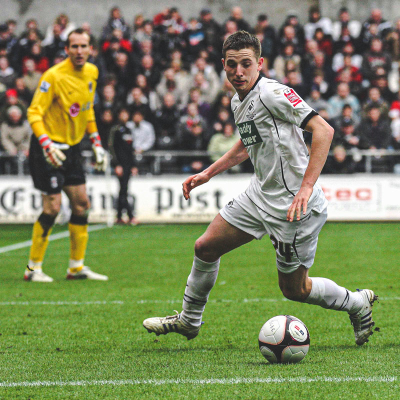 Photograph of Joe Allen playing against Fulham in FA Cup Fifth Round, 2009.