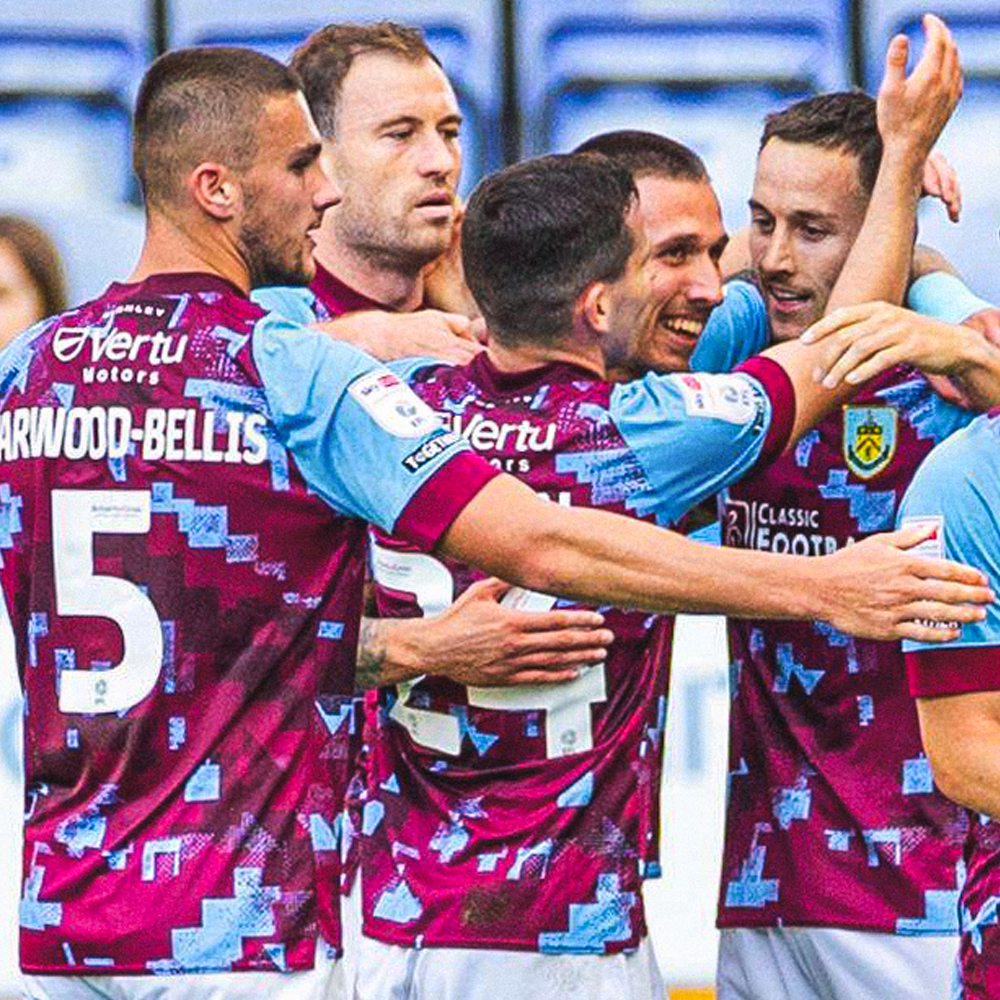 Sheffield United squad celebrating scoring at the MKM Stadium