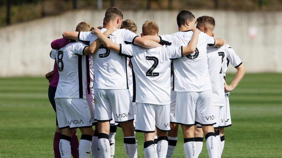U18s team huddle 16x9