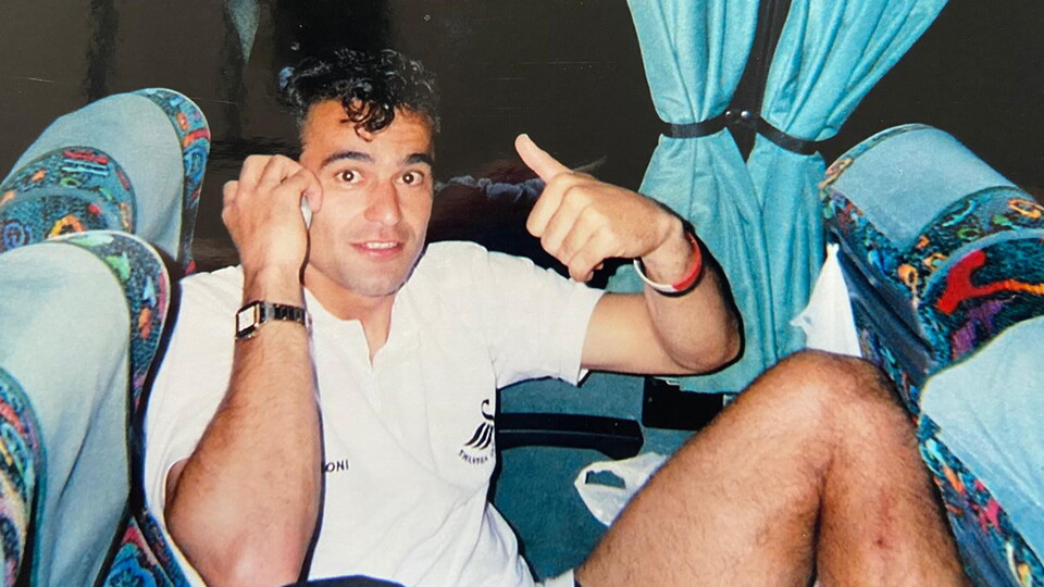 Roberto Martinez gives a thumbs up. Photo courtesy of Lee Trundle