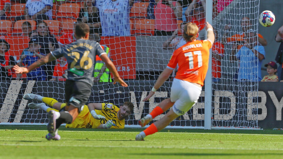 Blackpool (a) gallery 22-23