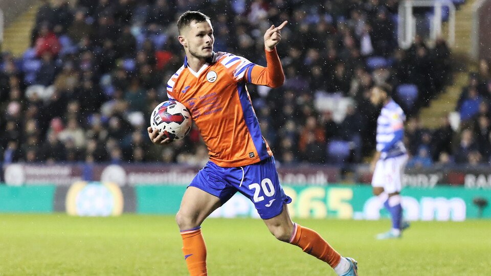 Reading (a) gallery 22-23