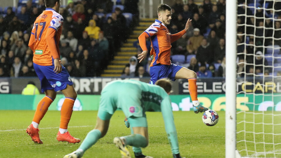 Reading (a) gallery 22-23
