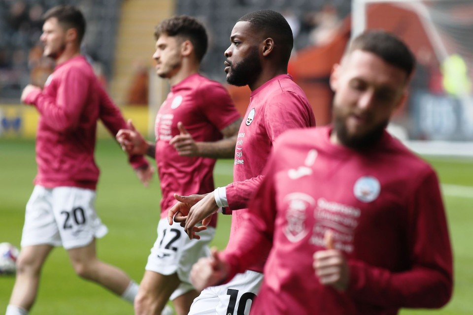 Olivier Ntcham warming up ahead of Hull City