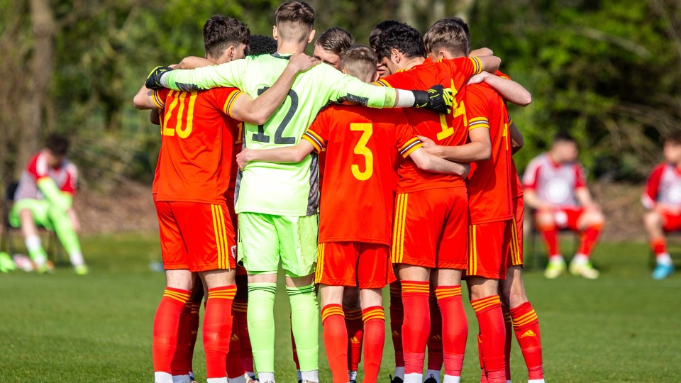 Wales U16s huddle