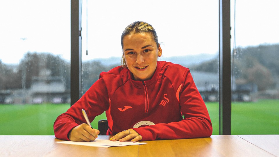 Chloe Chivers signs semi-pro contract