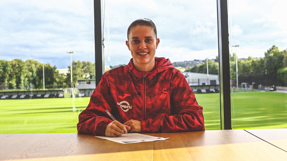 Claire Skinner signs semi-pro contract