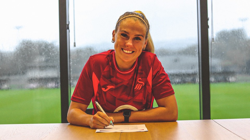 Ellie Lake signs semi-pro contract