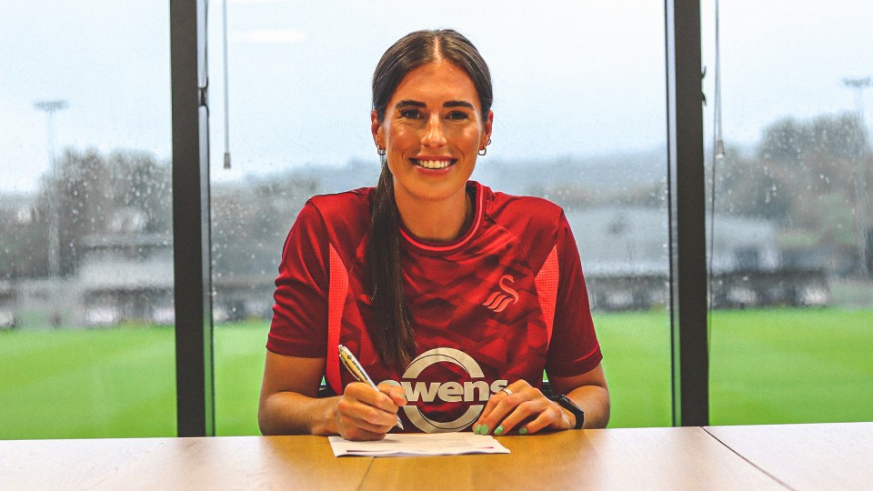 Katy Hosford signs semi-pro contract