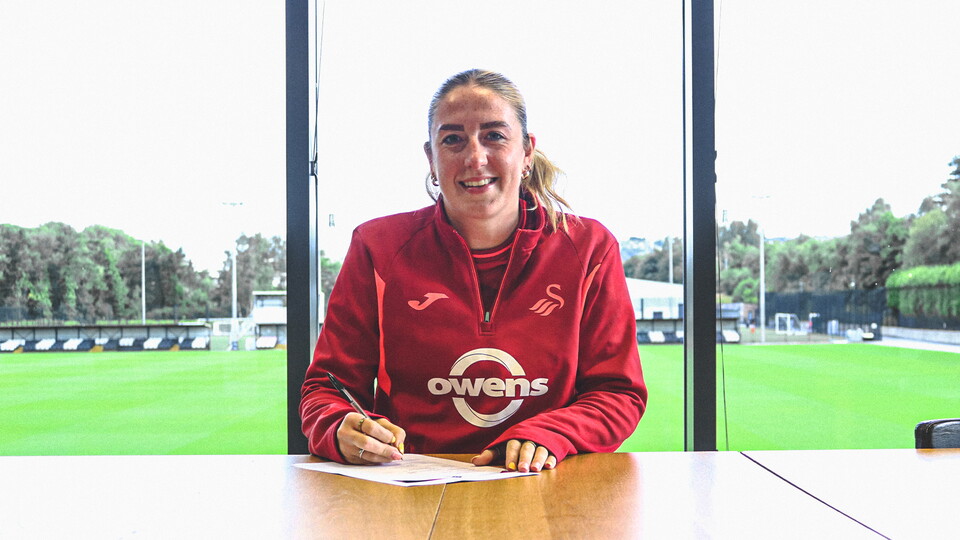 Lucy Finch signs semi-pro contract
