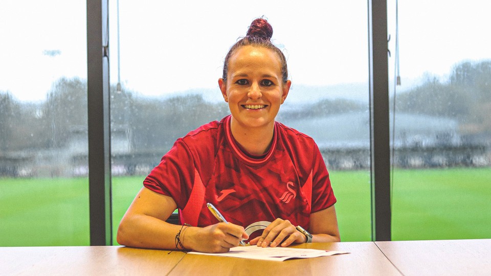 Rachel Cullen signs semi-pro contract