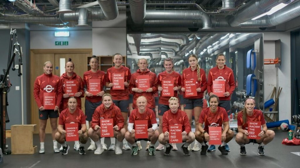 Swans Women show support for Show Racism the Red Card