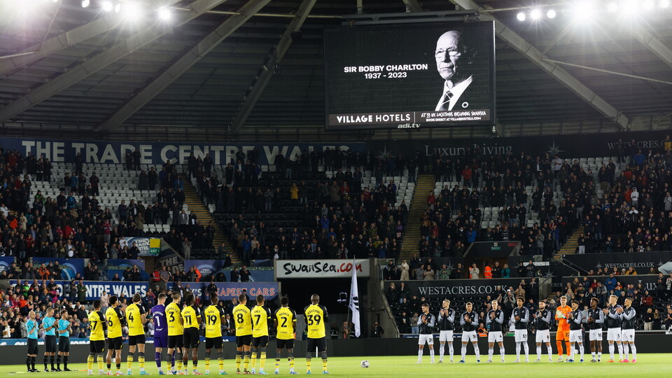 Watford minute applause
