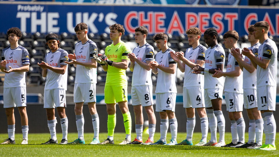 Minute's applause