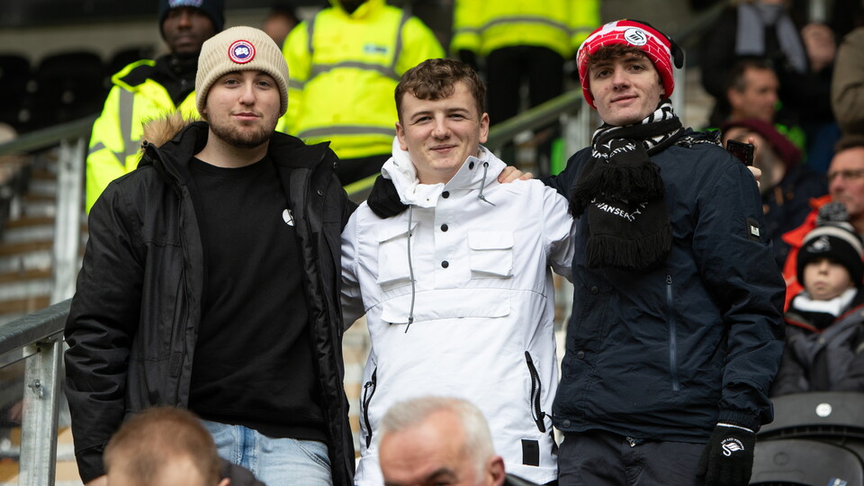Fan Gallery | Hull v Swans