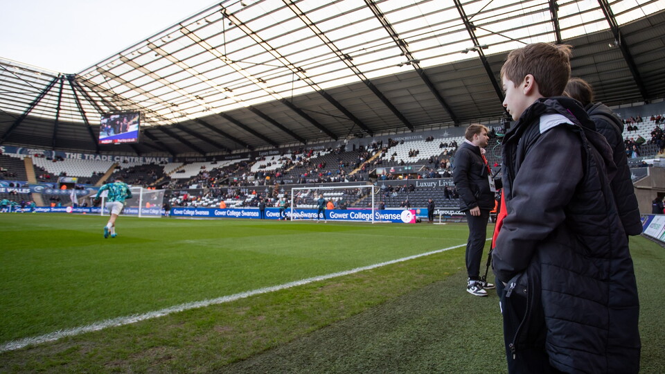 Young fans watch warm up