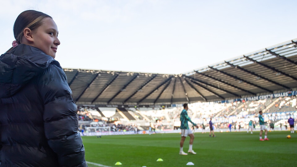 Young fans watch warm up