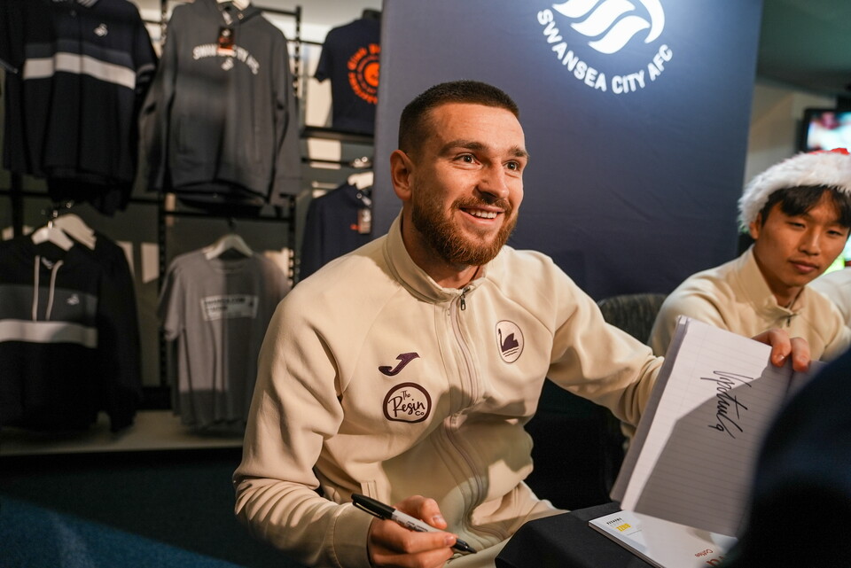 Gallery | Club Shop signing