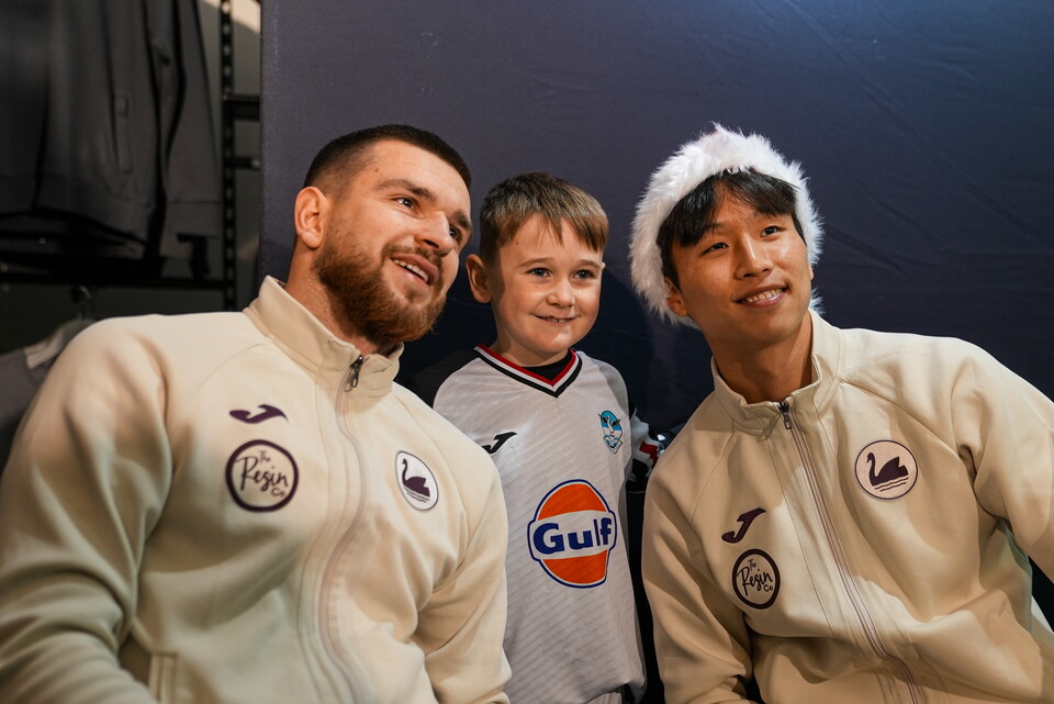 Gallery | Club Shop signing