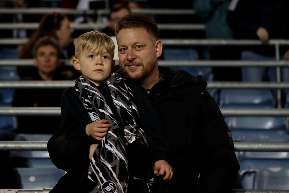 Fan Gallery | Portsmouth v Swans