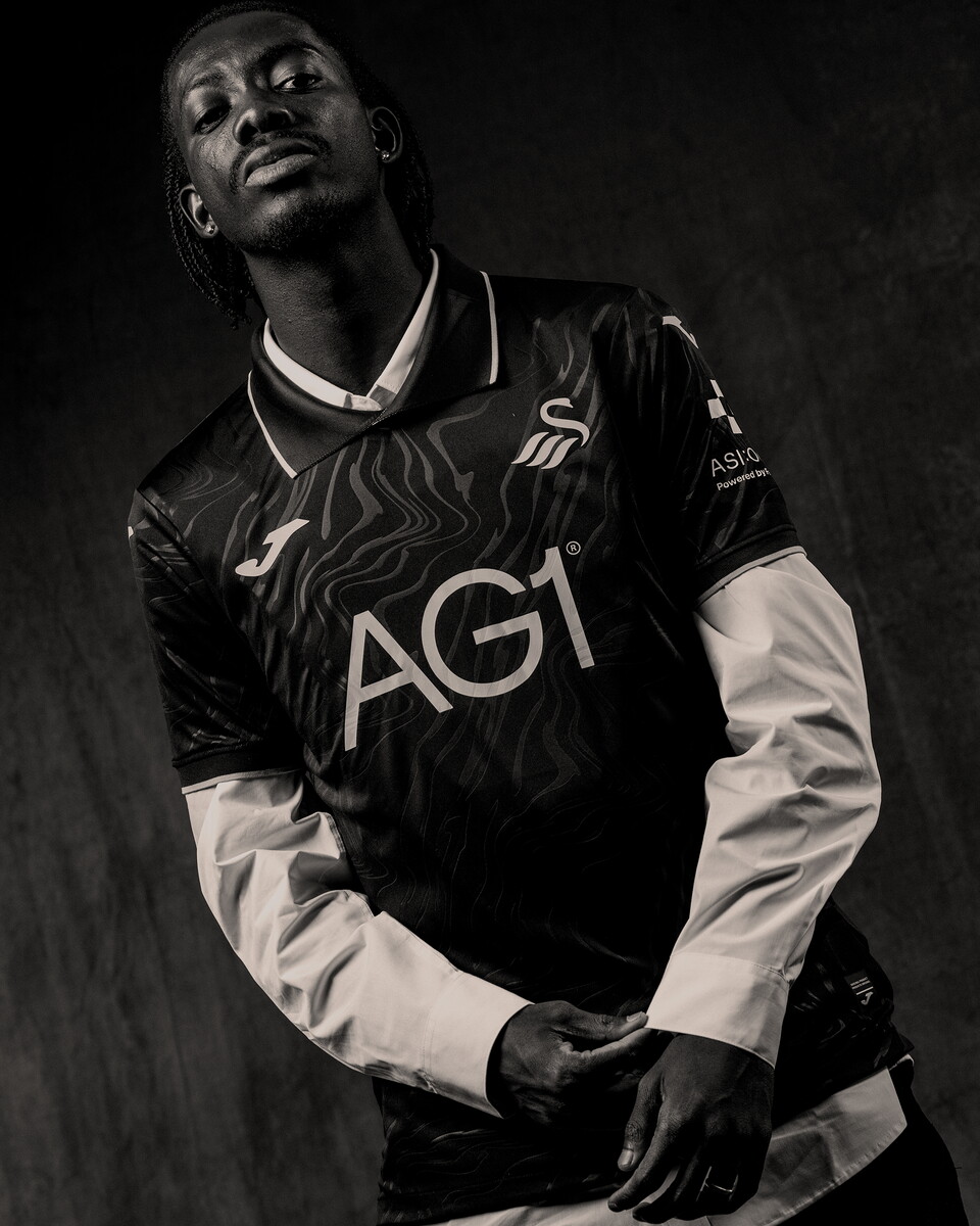 Moussa shirt third