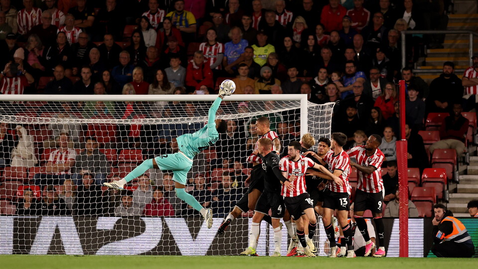 Vigouroux claims the ball