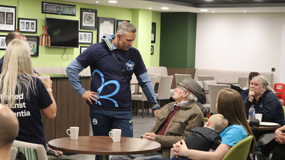 Lee Trundle speaking to a guest of Alzheimer's Society Cymru