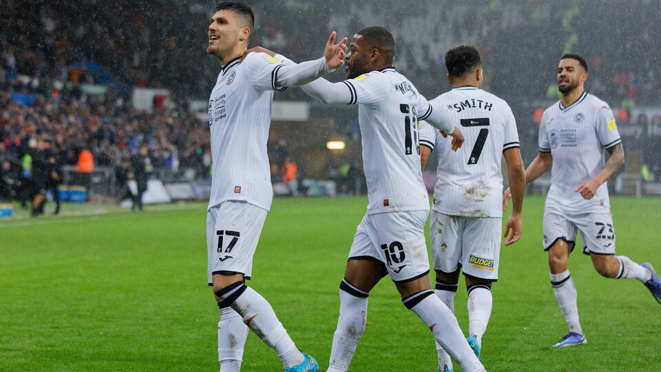 Bristol City home Joel Piroe 11