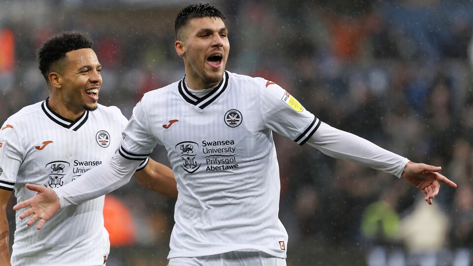 Bristol City home Joel Piroe 10