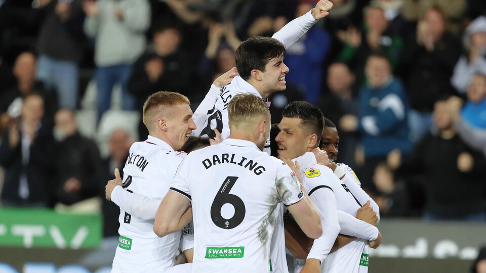 Swans celebrate Joel Piroe goal against Preston North End